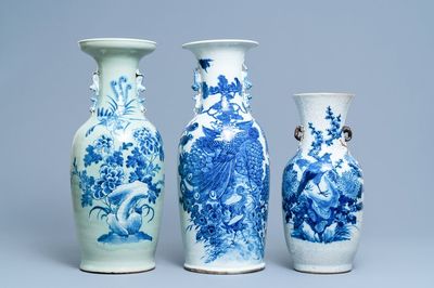 Trois vases en porcelaine de Chine en bleu et blanc, 19ème
