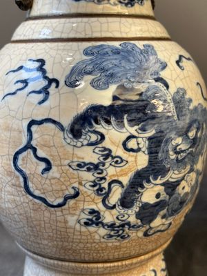 Trois vases en porcelaine de Chine en bleu et blanc dit 'de Nankin' à émail craquelé, marque de Chenghua, 19ème — photo 18