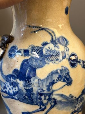 Trois vases en porcelaine de Chine en bleu et blanc dit 'de Nankin' à émail craquelé, marque de Chenghua, 19ème — photo 5
