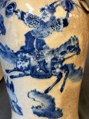 Trois vases en porcelaine de Chine en bleu et blanc dit 'de Nankin' à émail craquelé, marque de Chenghua, 19ème — photo 8