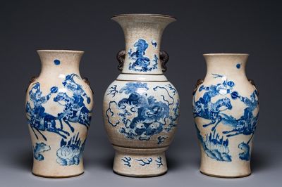 Trois vases en porcelaine de Chine en bleu et blanc dit 'de Nankin' à émail craquelé, marque de Chenghua, 19ème