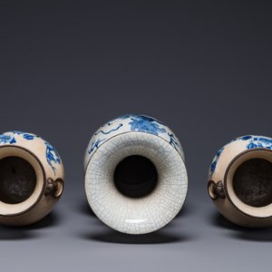 Trois vases en porcelaine de Chine en bleu et blanc dit 'de Nankin' à émail craquelé, marque de Chenghua, 19ème — photo 3