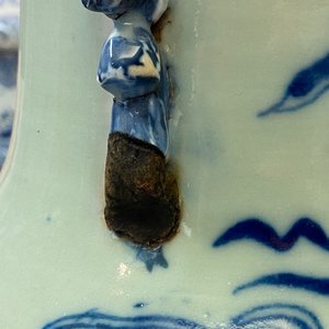 Trois vases en porcelaine de Chine en bleu et blanc et à fond céladon, 19ème — photo 17