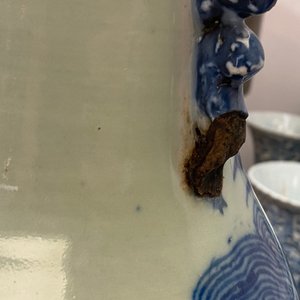 Trois vases en porcelaine de Chine en bleu et blanc et à fond céladon, 19ème — photo 19