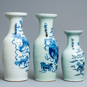 Trois vases en porcelaine de Chine en bleu et blanc et à fond céladon, 19ème — photo 2