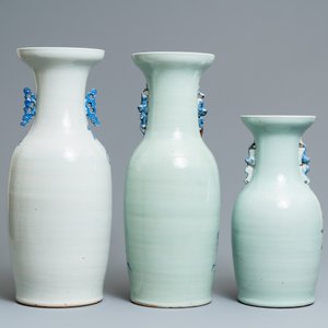 Trois vases en porcelaine de Chine en bleu et blanc et à fond céladon, 19ème — photo 3