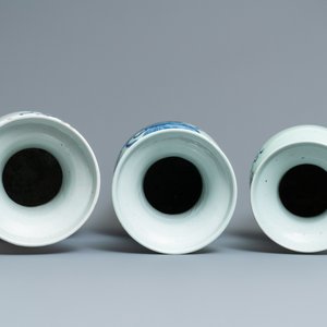 Trois vases en porcelaine de Chine en bleu et blanc et à fond céladon, 19ème — photo 5