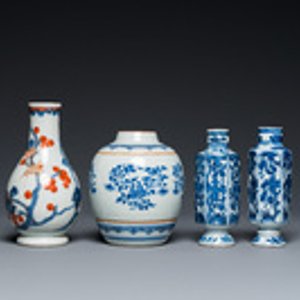 Trois vases en porcelaine de Chine en bleu et blanc et un de style Imari, Kangxi — photo 2