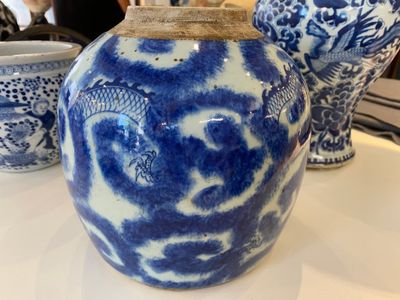 Trois vases en porcelaine de Chine en bleu et blanc et un en rouge monochrome, 19ème — photo 3