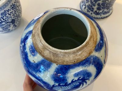 Trois vases en porcelaine de Chine en bleu et blanc et un en rouge monochrome, 19ème — photo 4