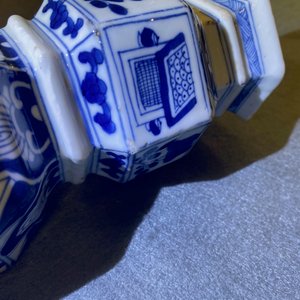 Trois vases en porcelaine de Chine en bleu et blanc, Kangxi — photo 12