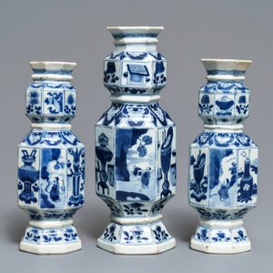 Trois vases en porcelaine de Chine en bleu et blanc, Kangxi — photo 3