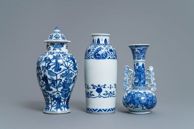 Trois vases en porcelaine de Chine en bleu et blanc, Kangxi