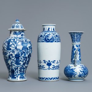 Trois vases en porcelaine de Chine en bleu et blanc, Kangxi — photo 4