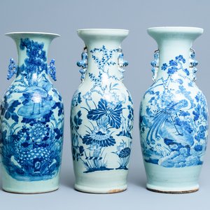 Trois vases en porcelaine de Chine en bleu et blanc sur fond céladon, 19ème — photo 1