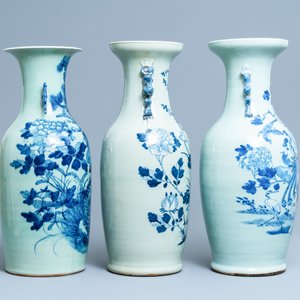 Trois vases en porcelaine de Chine en bleu et blanc sur fond céladon, 19ème — photo 2