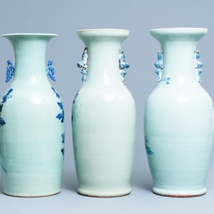 Trois vases en porcelaine de Chine en bleu et blanc sur fond céladon, 19ème — photo 3