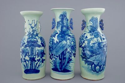 Trois vases en porcelaine de Chine en bleu et blanc sur fond céladon, 19ème