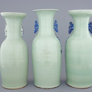 Trois vases en porcelaine de Chine en bleu et blanc sur fond céladon, 19ème — photo 3