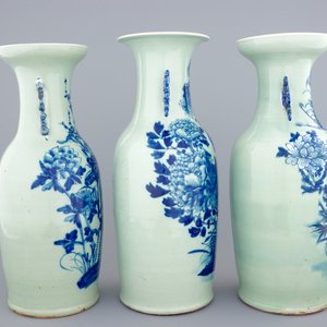 Trois vases en porcelaine de Chine en bleu et blanc sur fond céladon, 19ème — photo 4