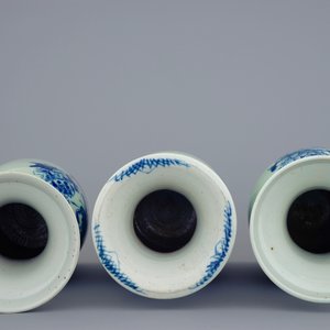 Trois vases en porcelaine de Chine en bleu et blanc sur fond céladon, 19ème — photo 5