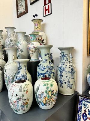 Trois vases en porcelaine de Chine en bleu et blanc sur fond céladon et deux pots famille rose, 19/20ème — photo 1