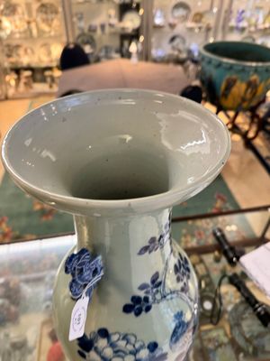 Trois vases en porcelaine de Chine en bleu et blanc sur fond céladon et deux pots famille rose, 19/20ème — photo 19