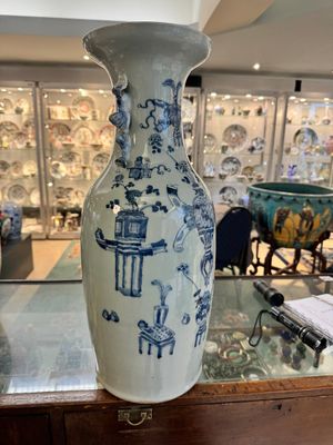 Trois vases en porcelaine de Chine en bleu et blanc sur fond céladon et deux pots famille rose, 19/20ème — photo 23