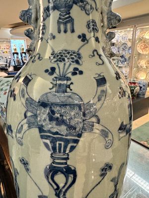 Trois vases en porcelaine de Chine en bleu et blanc sur fond céladon et deux pots famille rose, 19/20ème — photo 25
