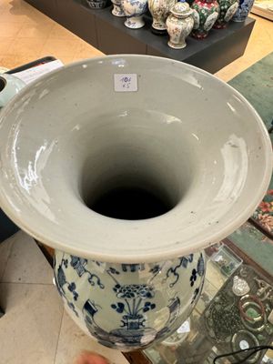 Trois vases en porcelaine de Chine en bleu et blanc sur fond céladon et deux pots famille rose, 19/20ème — photo 26