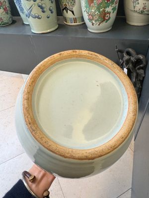 Trois vases en porcelaine de Chine en bleu et blanc sur fond céladon et deux pots famille rose, 19/20ème — photo 5