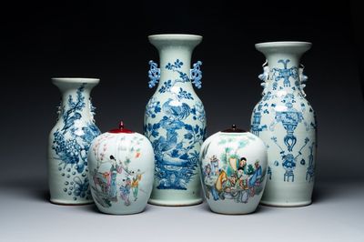 Trois vases en porcelaine de Chine en bleu et blanc sur fond céladon et deux pots famille rose, 19/20ème