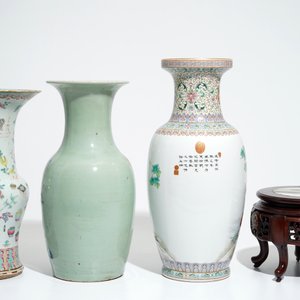 Trois vases en porcelaine de Chine et un socle incrusté au panneau en marbre, 19/20ème — photo 3