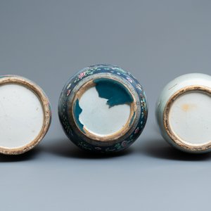 Trois vases en porcelaine de Chine famille rose, 19/20ème — photo 6
