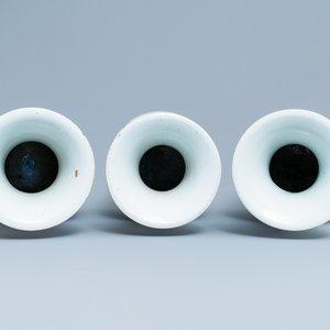 Trois vases en porcelaine de Chine famille rose, 19/20ème — photo 5