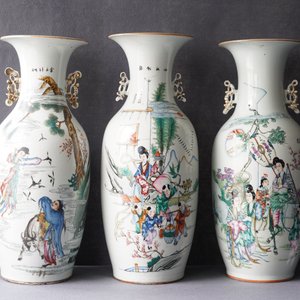 Trois vases en porcelaine de Chine famille rose, 19/20ème — photo 7
