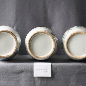 Trois vases en porcelaine de Chine famille rose, 19/20ème — photo 9