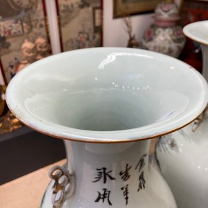 Trois vases en porcelaine de Chine famille rose, 19/20ème — photo 9