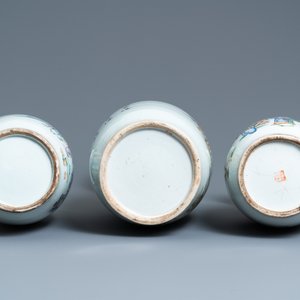 Trois vases en porcelaine de Chine famille rose, 19/20ème — photo 6