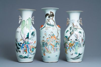 Trois vases en porcelaine de Chine famille rose, 19/20ème
