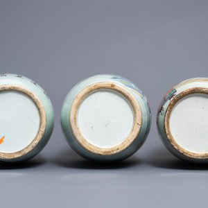 Trois vases en porcelaine de Chine famille rose, 19/20ème — photo 6