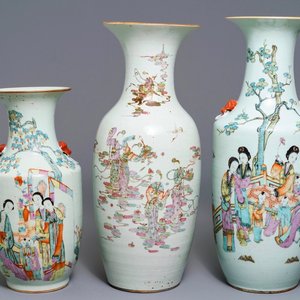 Trois vases en porcelaine de Chine famille rose, 19/20ème — photo 1