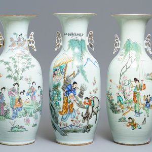 Trois vases en porcelaine de Chine famille rose, 19/20ème — photo 1