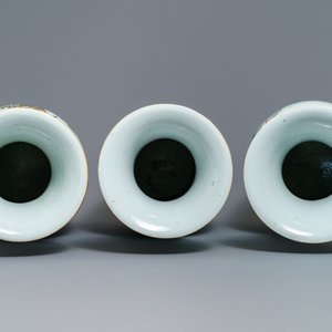 Trois vases en porcelaine de Chine famille rose, 19/20ème — photo 5