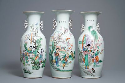 Trois vases en porcelaine de Chine famille rose, 19/20ème