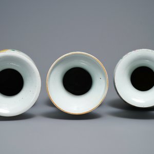 Trois vases en porcelaine de Chine famille rose, 19ème — photo 5