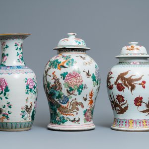 Trois vases en porcelaine de Chine famille rose, 19ème — photo 2