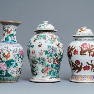 Trois vases en porcelaine de Chine famille rose, 19ème — photo 3