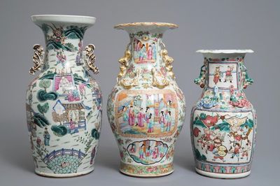Trois vases en porcelaine de Chine famille rose, 19ème