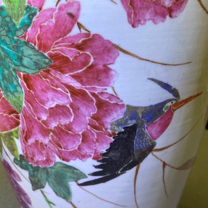 Trois vases en porcelaine de Chine famille rose à décor d'animaux parmi fleurs, 19/20ème — photo 20
